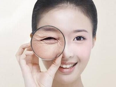 告別魚(yú)尾紋，精油助你自信笑出光彩！